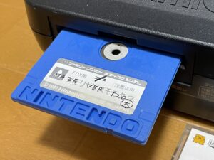 收藏家從垃圾堆挖出兩片紅白機磁碟，竟暗藏「未公開」遊戲《MAZE》!