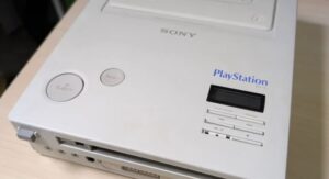 等等——Playstation之父的櫃子裡居然收藏著一台「任天堂PlayStation」？！